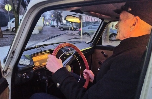 Фонарщик из Бреста показал «Москвич-412», с которым не хочет расставаться Фонарщик из Бреста показал «Москвич-412», с которым не хочет расставаться