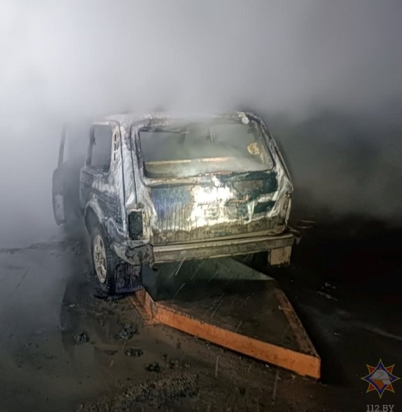 В Барановичском районе загорелся автомобиль на территории мехдвора В Барановичском районе загорелся автомобиль на территории мехдвора