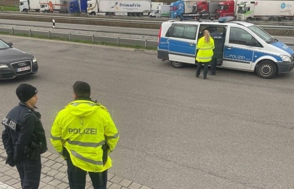 «У полиции только один вопрос: cash или карта?». Девушка из Брестской области колесит по Европе на Mercedes-Benz Actros «У полиции только один вопрос: cash или карта?». Девушка из Брестской области колесит по Европе на Mercedes-Benz Actros