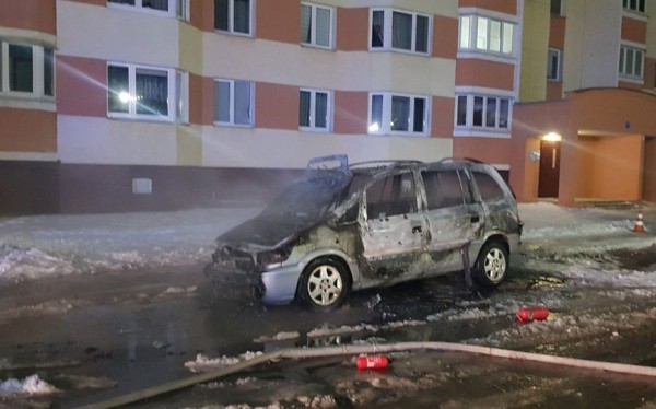 Машина загорелась на парковке в Барановичах Машина загорелась на парковке в Барановичах