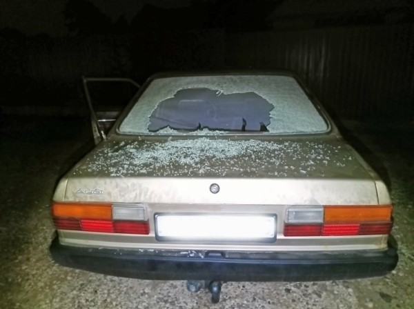 В Беларуси мужчина приревновал девушку и повредил машину знакомого В Беларуси мужчина приревновал девушку и повредил машину знакомого