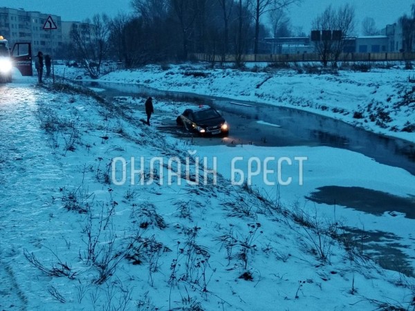 В Кобрине такси съехало в канаву. Появились подробности В Кобрине такси съехало в канаву. Появились подробности