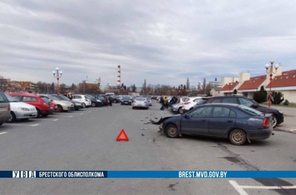 Возле спортивного комплекса «Брестский ледовый дворец» произошло ДТП Возле спортивного комплекса «Брестский ледовый дворец» произошло ДТП