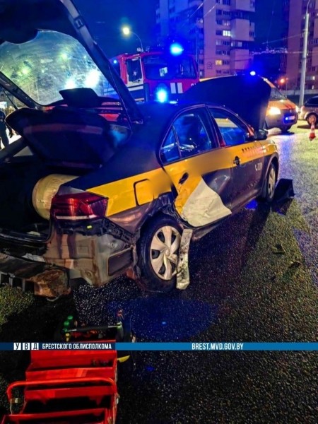 В Бресте водитель такси врезался в Mazda В Бресте водитель такси врезался в Mazda