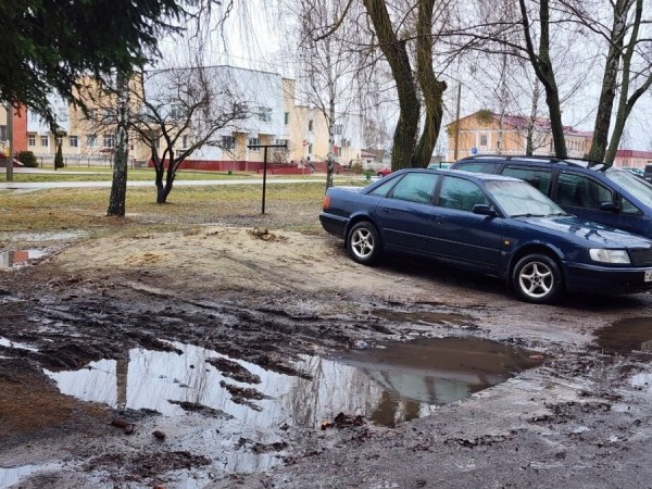 В Дрогичине в многоэтажке по улице Карла Маркса затапливает стоянку и подвалы В Дрогичине в многоэтажке по улице Карла Маркса затапливает стоянку и подвалы