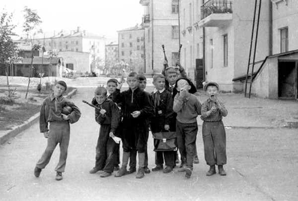 Детство без гаджетов: рассказываем о забытых играх советских дворов Детство без гаджетов: рассказываем о забытых играх советских дворов