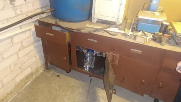 Бизнес-план провалился. У мужчины оперативники изъяли 155 л спирта Бизнес-план провалился. У мужчины оперативники изъяли 155 л спирта