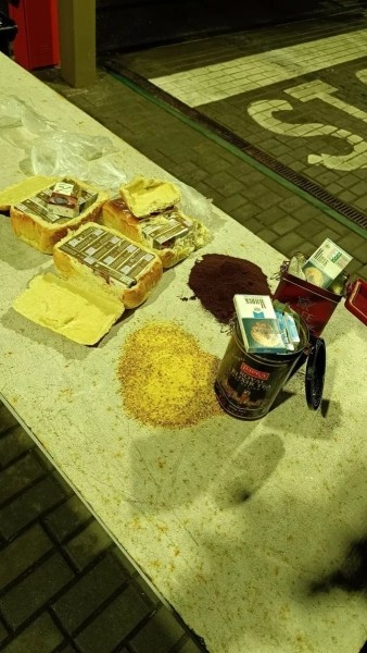 Белорус-водитель вез контрабанду сигарет в буханках хлеба Белорус-водитель вез контрабанду сигарет в буханках хлеба