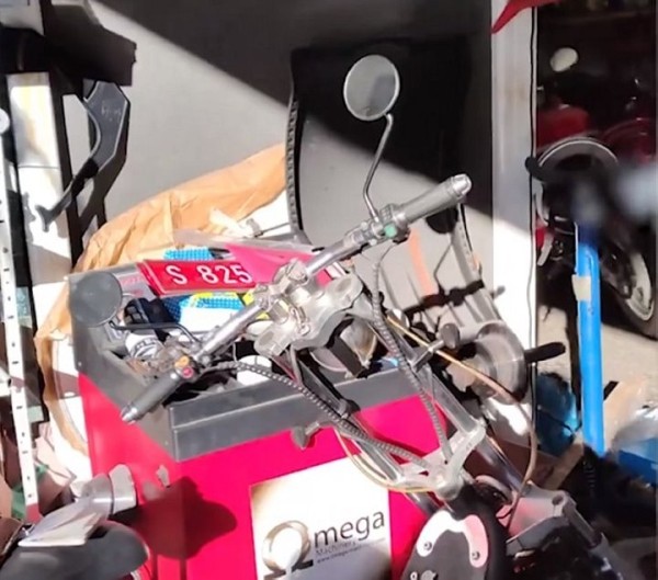 Белорусы в Испании организовали нелегальную автомастерскую. Туда пришла полиция Белорусы в Испании организовали нелегальную автомастерскую. Туда пришла полиция