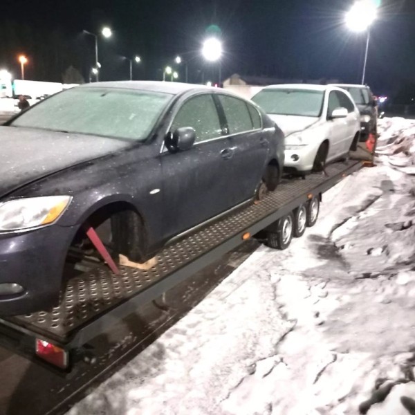 Литовские пограничники не выпустили три автомобиля на лафете в Беларусь Литовские пограничники не выпустили три автомобиля на лафете в Беларусь