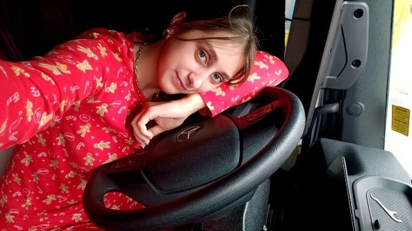 &laquo;Фермеры уничтожают груз и машины&raquo;. Дальнобойщица из Беларуси о последних событиях в Европе