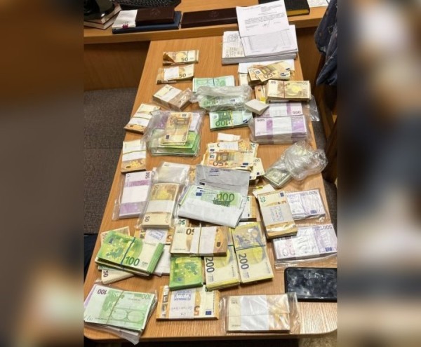 В Беларуси пенсионерка хранила дома 760 тысяч евро. За ними пришел курьер В Беларуси пенсионерка хранила дома 760 тысяч евро. За ними пришел курьер