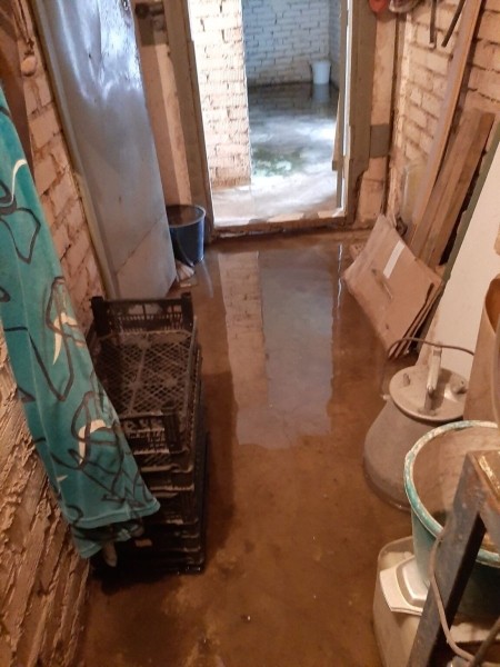 В Дрогичине в многоэтажке по улице Карла Маркса затапливает стоянку и подвалы В Дрогичине в многоэтажке по улице Карла Маркса затапливает стоянку и подвалы