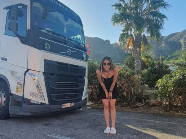 &laquo;Фермеры уничтожают груз и машины&raquo;. Дальнобойщица из Беларуси о последних событиях в Европе