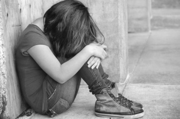 В Беларуси школьницу поставили на колени и заставили извиняться В Беларуси школьницу поставили на колени и заставили извиняться