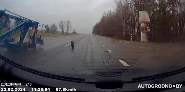 Вот это прилет: водитель еле увернулся от встречного колеса. А второй водитель не успел Вот это прилет: водитель еле увернулся от встречного колеса. А второй водитель не успел