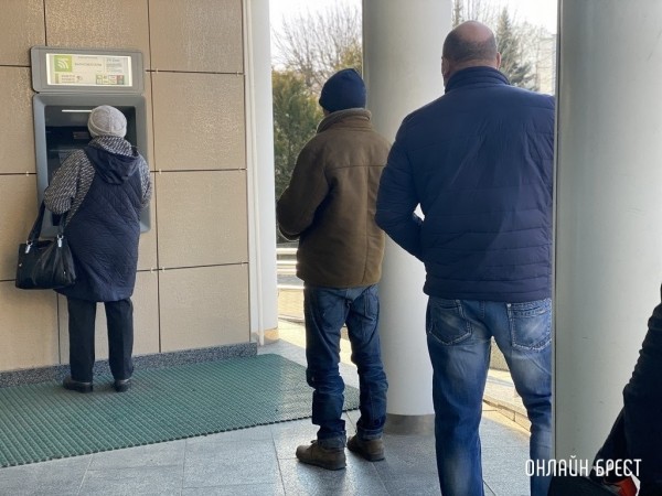 Сколько в Беларуси платежных карт, инфокиосков и банкоматов – смотрим статистику