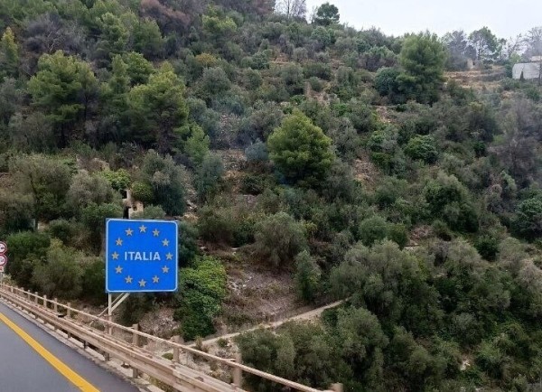 &laquo;Фермеры уничтожают груз и машины&raquo;. Дальнобойщица из Беларуси о последних событиях в Европе