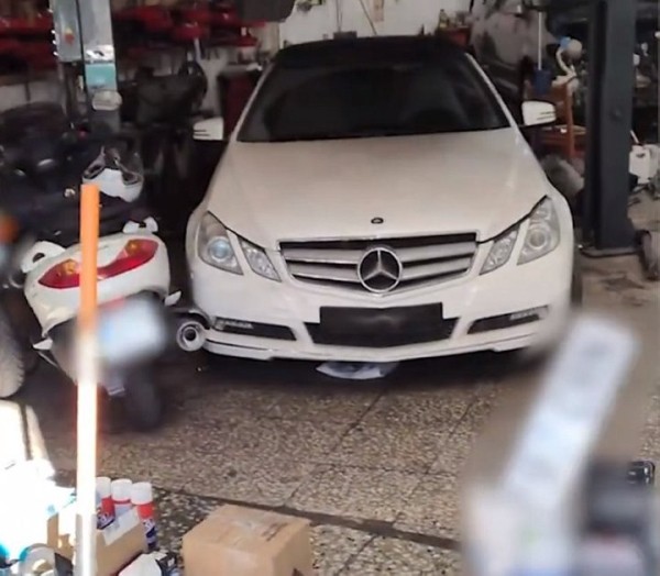 Белорусы в Испании организовали нелегальную автомастерскую. Туда пришла полиция Белорусы в Испании организовали нелегальную автомастерскую. Туда пришла полиция