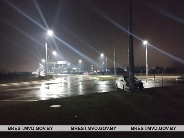 В Бресте на Варшавском шоссе водитель врезался в столб В Бресте на Варшавском шоссе водитель врезался в столб