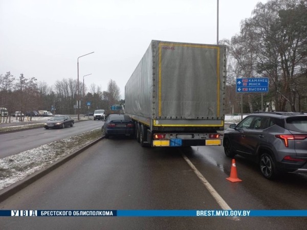 В Бресте на Рябцева грузовик «прижал» легковушку В Бресте на Рябцева грузовик «прижал» легковушку