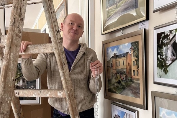 В Бресте открылась выставка «Где? Кто?» с изображениями уютных городских двориков В Бресте открылась выставка «Где? Кто?» с изображениями уютных городских двориков