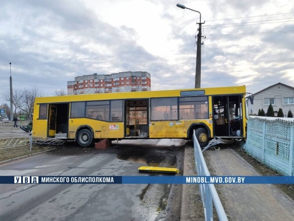 В Жодино водителю автобуса стало плохо за рулем, он въехал в памятник В Жодино водителю автобуса стало плохо за рулем, он въехал в памятник