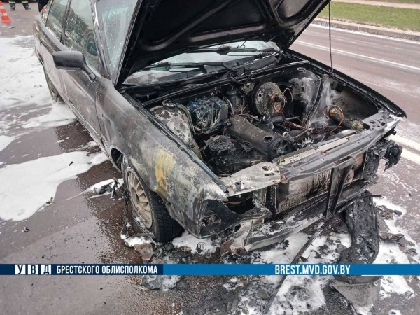 В Бресте на Я.Купалы горел автомобиль. Подробности В Бресте на Я.Купалы горел автомобиль. Подробности
