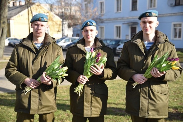 Военнослужащие 38-ой Брестской отдельной гвардейской десантно-штурмовой бригады поздравили брестчанок с Днём женщин Военнослужащие 38-ой Брестской отдельной гвардейской десантно-штурмовой бригады поздравили брестчанок с Днём женщин