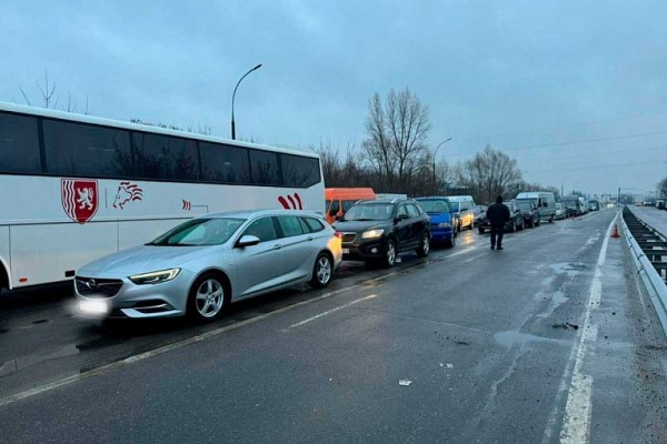 «Жесть и ад». Белорусы рассказали, как стоят в очереди на границе с Польшей «Жесть и ад». Белорусы рассказали, как стоят в очереди на границе с Польшей