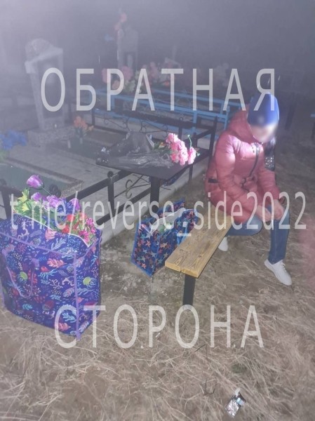 Две белоруски устроили «бизнес» на цветах с кладбища. И вот что с ними случилось