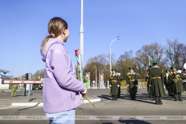 Брестские пограничники поздравили с 8 Марта въезжающих в Беларусь женщин Брестские пограничники поздравили с 8 Марта въезжающих в Беларусь женщин