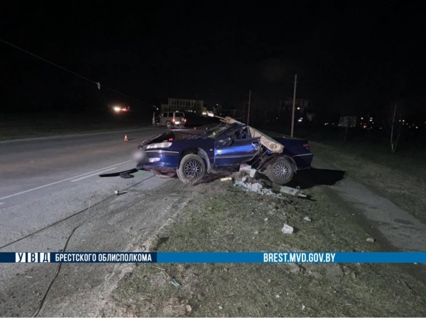 В Жабинке пьяный водитель врезался в опору ЛЭП В Жабинке пьяный водитель врезался в опору ЛЭП