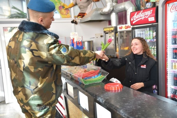 Военнослужащие 38-ой Брестской отдельной гвардейской десантно-штурмовой бригады поздравили брестчанок с Днём женщин Военнослужащие 38-ой Брестской отдельной гвардейской десантно-штурмовой бригады поздравили брестчанок с Днём женщин