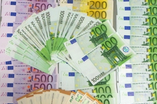 Житель Бреста за попытку провезти без декларирования 65 тыс. евро получил штраф и лишился части денег Житель Бреста за попытку провезти без декларирования 65 тыс. евро получил штраф и лишился части денег