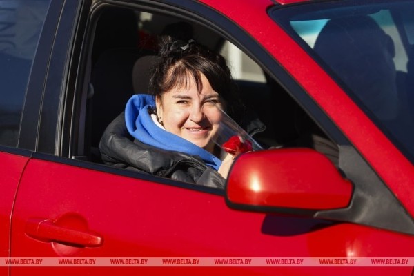 Брестские пограничники поздравили с 8 Марта въезжающих в Беларусь женщин Брестские пограничники поздравили с 8 Марта въезжающих в Беларусь женщин