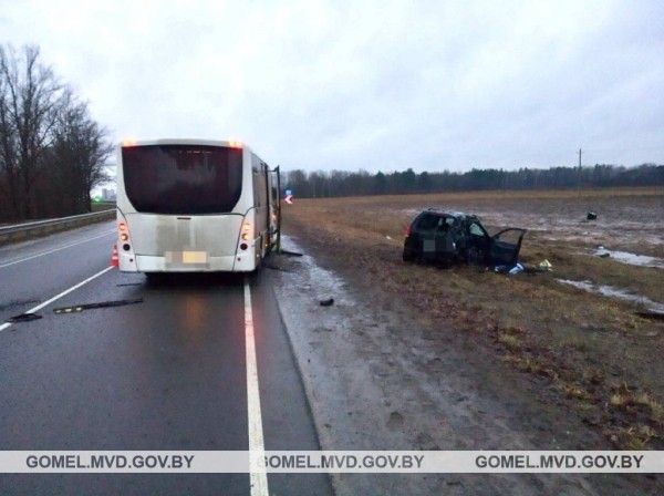 Жуткое ДТП в Гомельской области: легковушка столкнулась с автобусом — один человек погиб, пятеро пострадали Жуткое ДТП в Гомельской области: легковушка столкнулась с автобусом — один человек погиб, пятеро пострадали