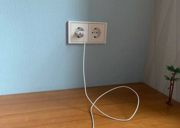 В России школьник погиб из-за удара током от провода для зарядки iPhone В России школьник погиб из-за удара током от провода для зарядки iPhone