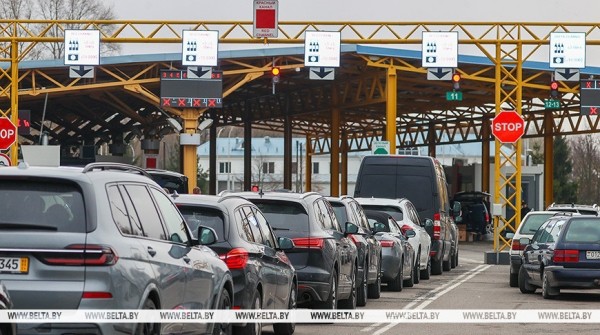 Таможенный пост «Варшавский мост» за сутки пересекают около 2 тыс. легковушек и 180 автобусов Таможенный пост «Варшавский мост» за сутки пересекают около 2 тыс. легковушек и 180 автобусов