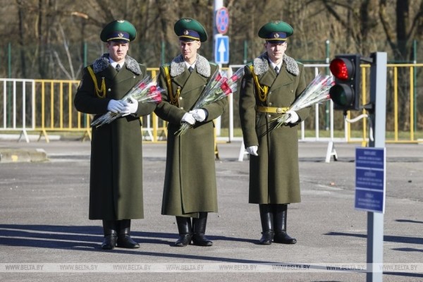 Брестские пограничники поздравили с 8 Марта въезжающих в Беларусь женщин Брестские пограничники поздравили с 8 Марта въезжающих в Беларусь женщин
