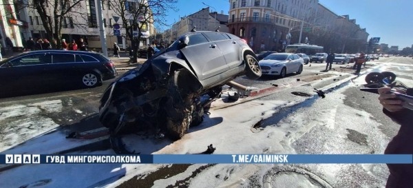 В Минске плохое самочувствие водителя привело к ДТП. Опубликовано видео