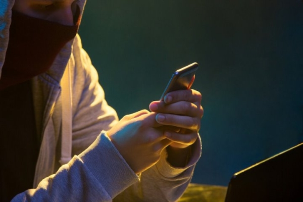 Раскрыта новая уловка мошенников с кражей денег через экран смартфона Раскрыта новая уловка мошенников с кражей денег через экран смартфона