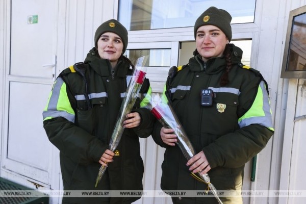 Брестские пограничники поздравили с 8 Марта въезжающих в Беларусь женщин Брестские пограничники поздравили с 8 Марта въезжающих в Беларусь женщин