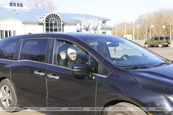 Брестские пограничники поздравили с 8 Марта въезжающих в Беларусь женщин Брестские пограничники поздравили с 8 Марта въезжающих в Беларусь женщин