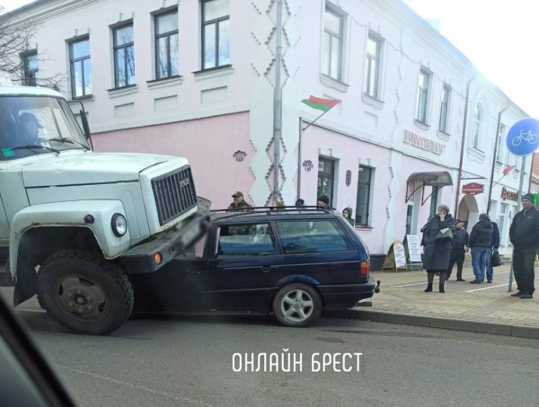 В Кобрине грузовик «запрыгнул» на автомобиль. Известны подробности В Кобрине грузовик «запрыгнул» на автомобиль. Известны подробности