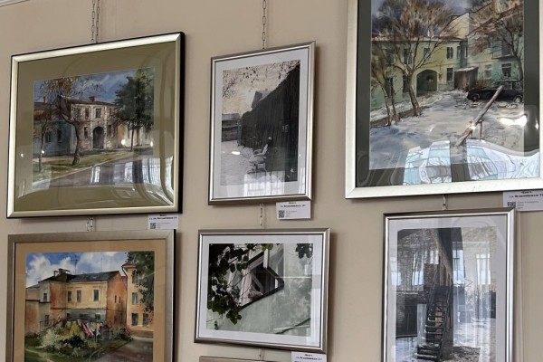 В Бресте открылась выставка «Где? Кто?» с изображениями уютных городских двориков В Бресте открылась выставка «Где? Кто?» с изображениями уютных городских двориков