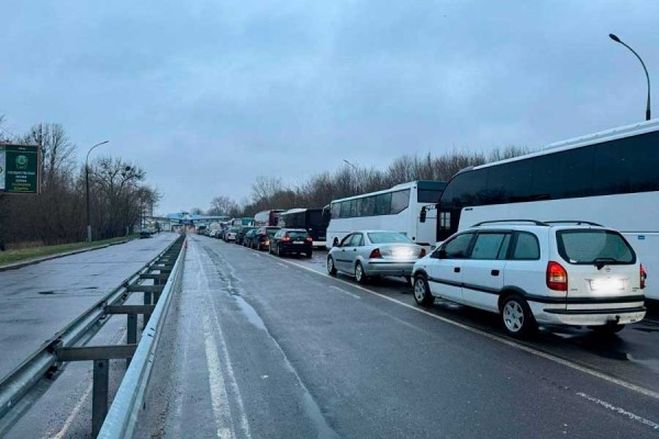 «Жесть и ад». Белорусы рассказали, как стоят в очереди на границе с Польшей «Жесть и ад». Белорусы рассказали, как стоят в очереди на границе с Польшей