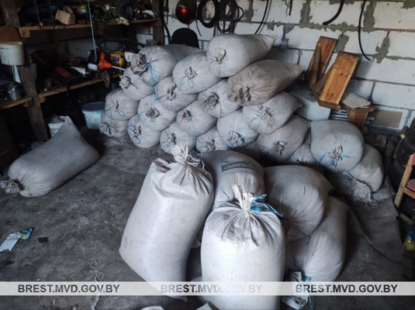 У сельчан нашли в мешках более 1300 кг краденного зерна. Случай в Брестской области У сельчан нашли в мешках более 1300 кг краденного зерна. Случай в Брестской области