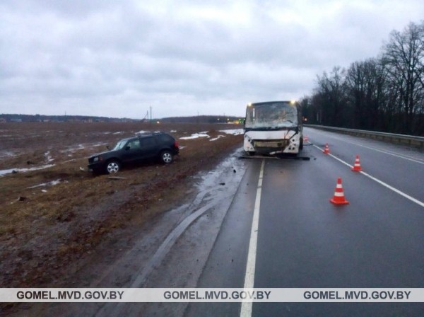 Жуткое ДТП в Гомельской области: легковушка столкнулась с автобусом — один человек погиб, пятеро пострадали Жуткое ДТП в Гомельской области: легковушка столкнулась с автобусом — один человек погиб, пятеро пострадали