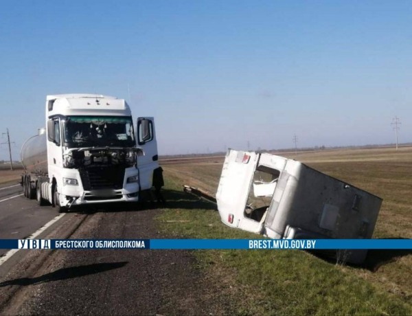 В Кобринском районе прицеп отцепился от Audi и столкнулся с попутным грузовым автомобилем В Кобринском районе прицеп отцепился от Audi и столкнулся с попутным грузовым автомобилем